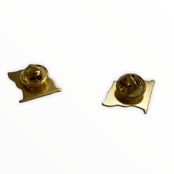 ✨🛍️ Vintage American Flag Pins - Picture 2 of 3